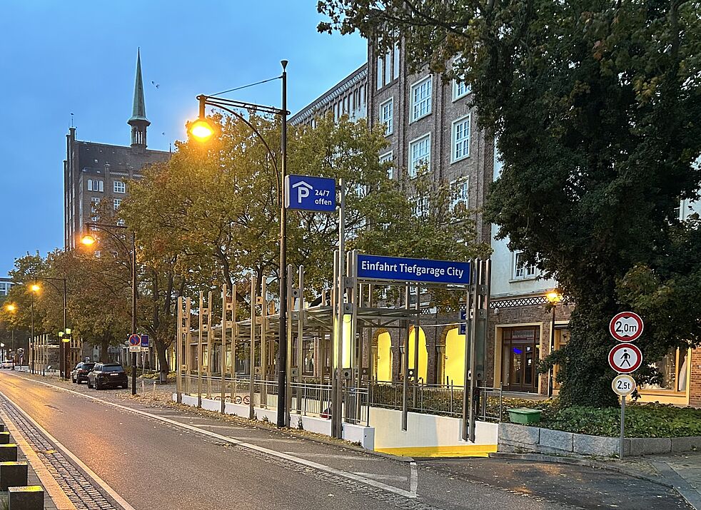 Einfahrt der Tiefgarage Citiy in der Langen Straße.